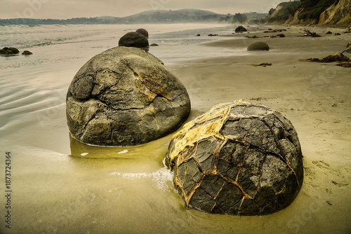 Obraz na płótnie Large Weathered Moeraki Boulders New Zealand, sunset