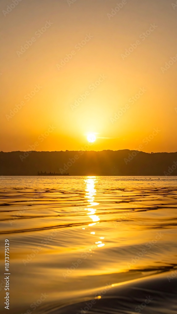 Fototapeta premium Golden sunset paints the water and sky with vibrant hues