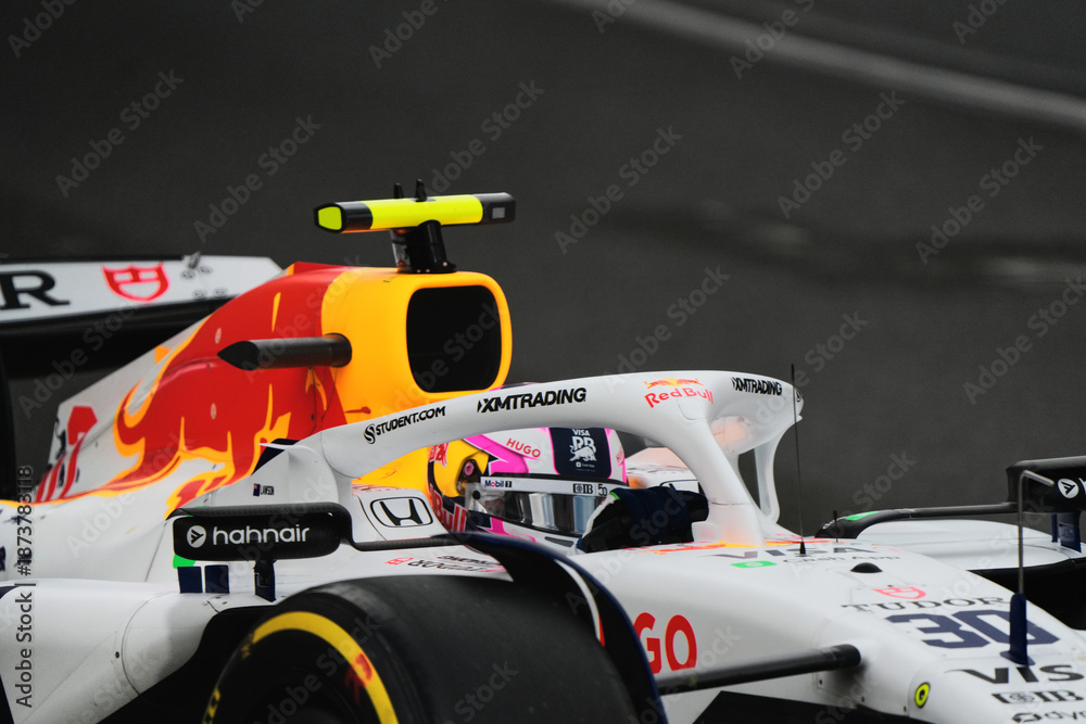 Fototapeta premium BAKU, AZERBAIJAN - SEPTEMBER 20, 2025: Racing Bulls driver Liam Lawson navigates the Baku City Circuit in his VCARB 01