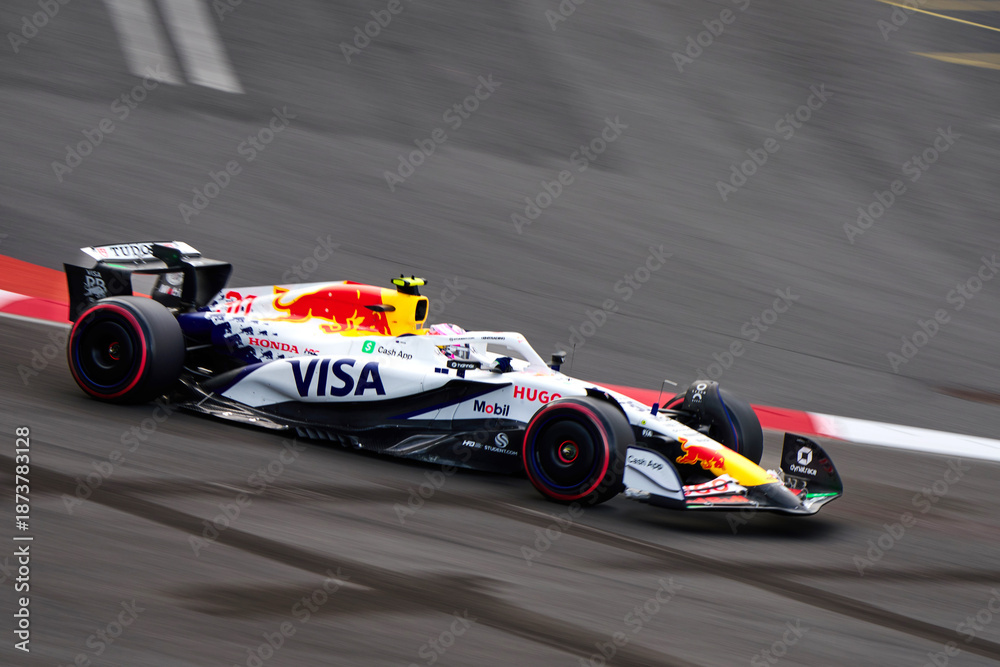 Fototapeta premium BAKU, AZERBAIJAN - SEPTEMBER 20, 2025: A Visa Cash App RB car navigates a corner during the qualifying session of the 2025 Azerbaijan Grand Prix