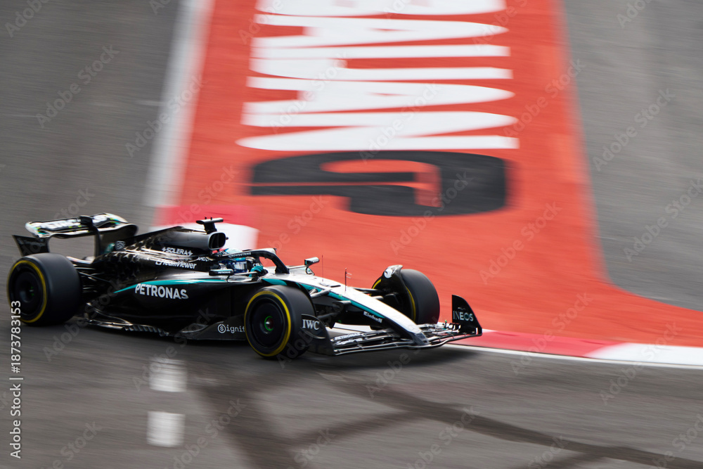 Fototapeta premium BAKU, AZERBAIJAN - SEPTEMBER 20, 2025: George Russell drives the Mercedes-AMG PETRONAS F1 Team car during the qualifying session for the 2025 Azerbaijan Grand Prix at the Baku City Circuit