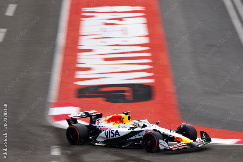 Obraz premium BAKU, AZERBAIJAN - SEPTEMBER 20, 2025: A Visa Cash App RB car navigates the technical corners of the Baku City Circuit during the 2025 Azerbaijan Grand Prix qualifying