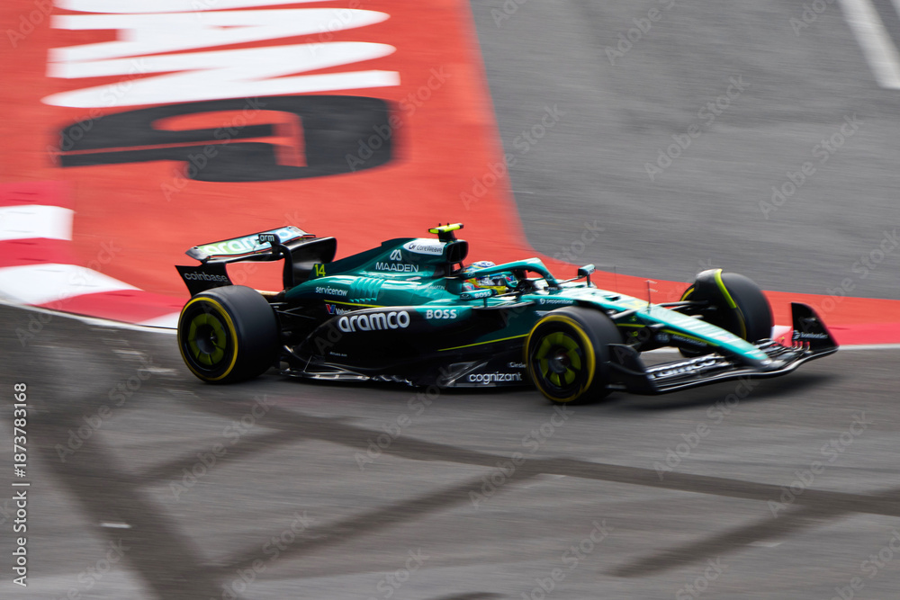 Obraz premium BAKU, AZERBAIJAN - SEPTEMBER 20, 2025: Fernando Alonso drives the Aston Martin Aramco AMR25 past the iconic 