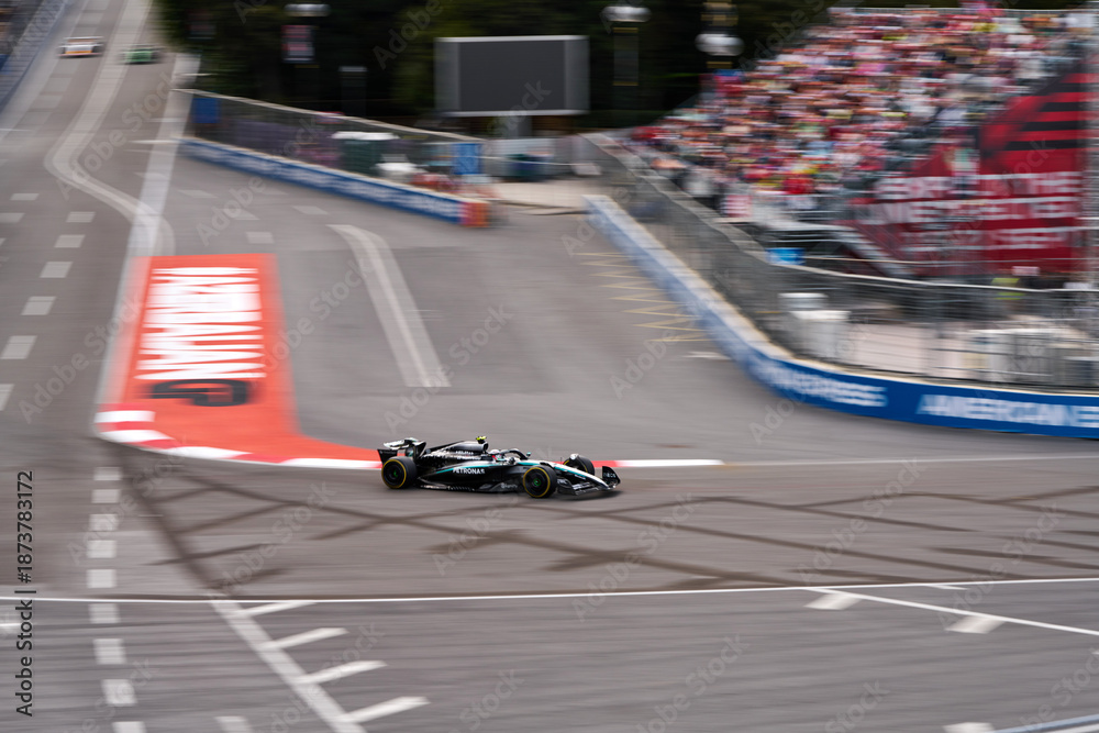 Fototapeta premium BAKU, AZERBAIJAN - SEPTEMBER 20, 2025: George Russell drives the Mercedes-AMG PETRONAS F1 Team car during the qualifying session for the 2025 Azerbaijan Grand Prix