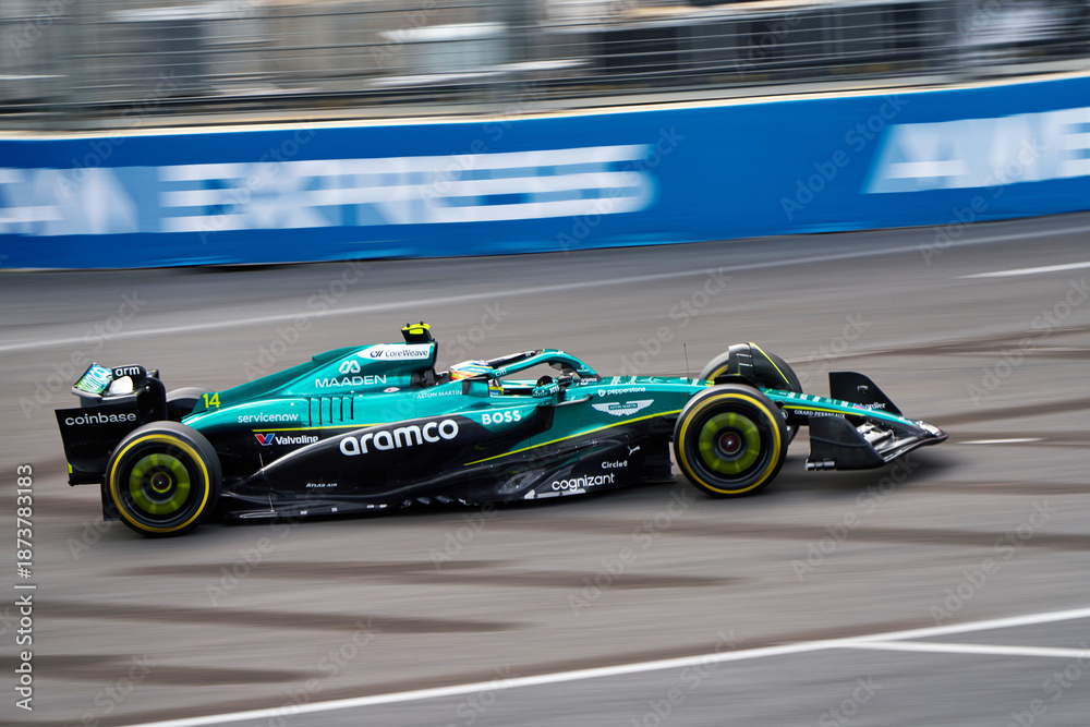 Obraz premium BAKU, AZERBAIJAN - SEPTEMBER 20, 2025: Fernando Alonso drives the Aston Martin Aramco AMR25 past the iconic 