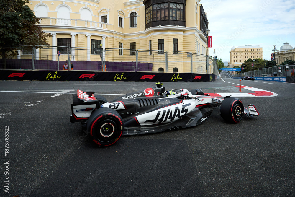Fototapeta premium BAKU, AZERBAIJAN - SEPTEMBER 20, 2025: Oliver Bearman drives the #87 MoneyGram Haas F1 Team VF-24 during the Azerbaijan Grand Prix