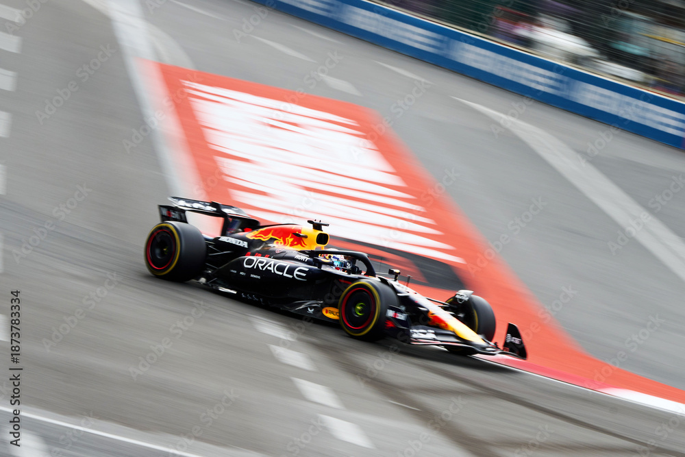 Fototapeta premium BAKU, AZERBAIJAN - SEPTEMBER 20, 2025: Sergio Perez drives the #11 Oracle Red Bull Racing RB20 during the Azerbaijan Grand Prix on the Baku City Circuit