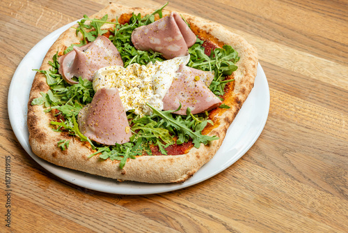 Foto Mortadella pizza is a popular Italian composition with mozzarella and mortadella