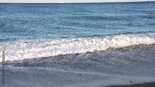 [8K to 4K] さわやかな光に包まれた太平洋の海岸と静かに波打つ水面