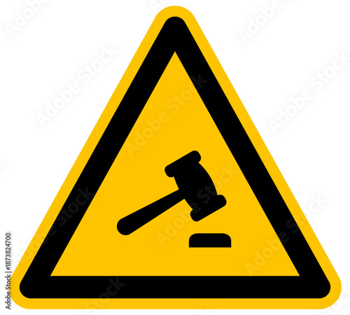 Señal de advertencia con mazo de juez ilustración de vector fondo amarillo símbolo de justicia ley juzgado y subasta estilo plano concepto de derecho legal y autoridad judicial experto