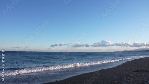 [8K to 4K] 太平洋に面した海岸線　穏やかな波と明るい光が広がる風景