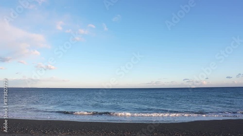 [8K to 4K] 太平洋の海岸に打ち寄せる波と透明感のある空のグラデーションが印象的な風景