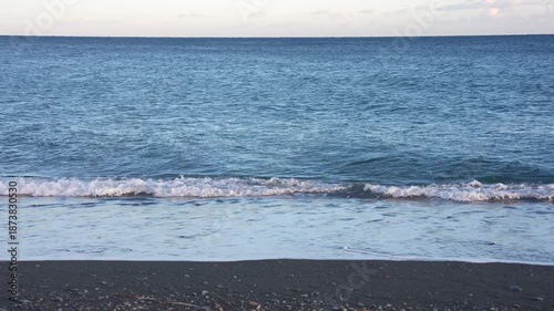 [8K to 4K] 自然の息吹を感じる太平洋の海岸　夕暮れの光が織りなす爽快な海の情景