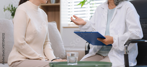 Foto Female patient receiving therapy for depression and stress in a psychiatric clinic