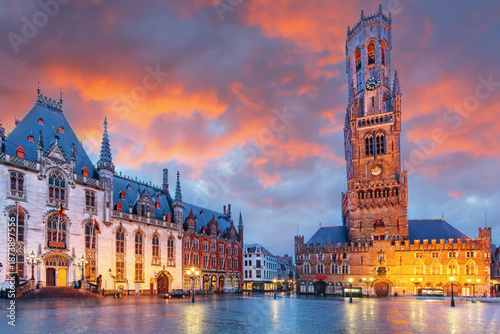 Obraz na plátně Belgium, Bruges, Grote Markt square with the Provinciaal Hof and Belfry