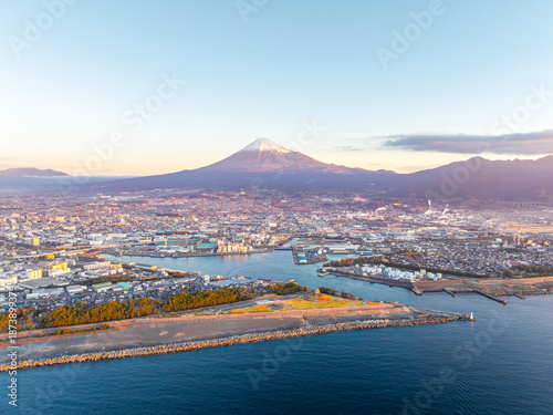 早朝の田子の浦港と富士山（静岡県富士市）