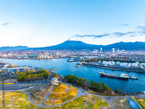 早朝の田子の浦港と富士山（静岡県富士市）