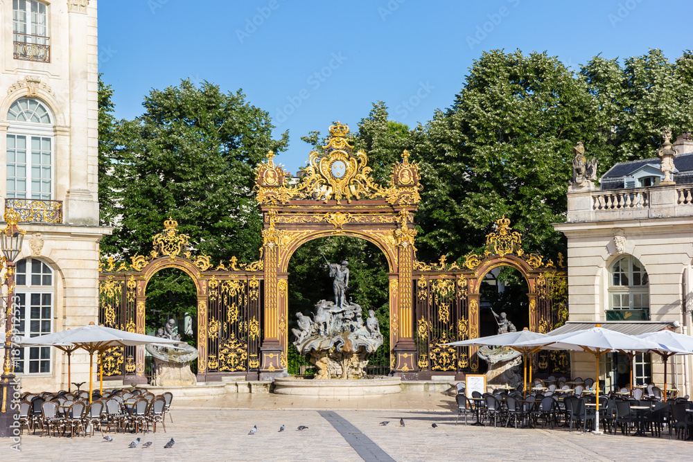 Fototapeta premium Golden gate over the Neptune fountain in Nancy, France