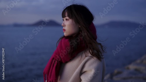 夕暮れの海にいる女性