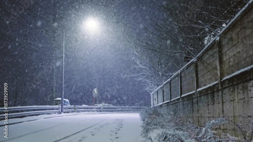 한국의 시골마을에 눈이 내리는 아름다운 풍경, 가로등 아래로 눈이 흩날리는 풍경