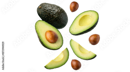 Foto fresh avocado halves, whole avocado, and scattered seeds artfully arranged in a dynamic composition against a dark background, emphasizing natural health and vibrant green tones