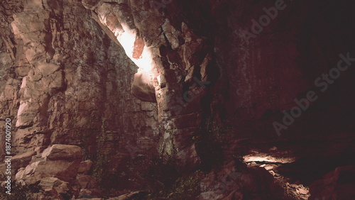 Foto The enchanting glow of a rock cave as dusk settles in