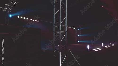 Cuadro en lienzo Colorful lights shine in a dimly lit dance venue, creating an energetic atmosphere