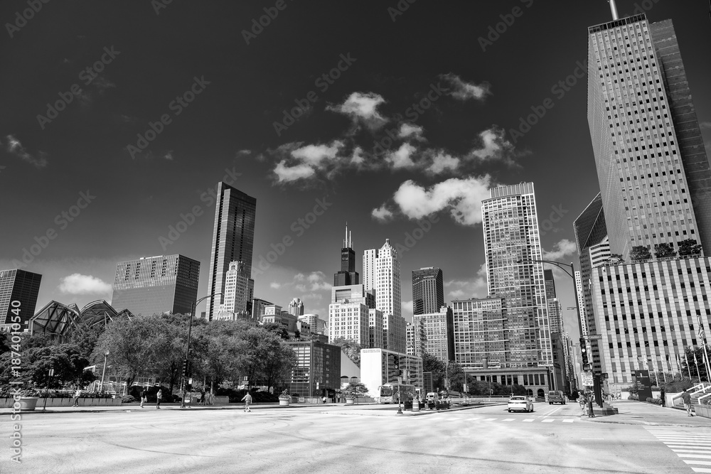 Fototapeta premium Chicago, IL - July 25, 2024: Downtown Chicago street and skyscrapers on a summer day