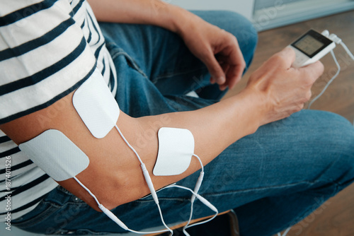 Tableau sur toile electrode pads attached to the arm of a man