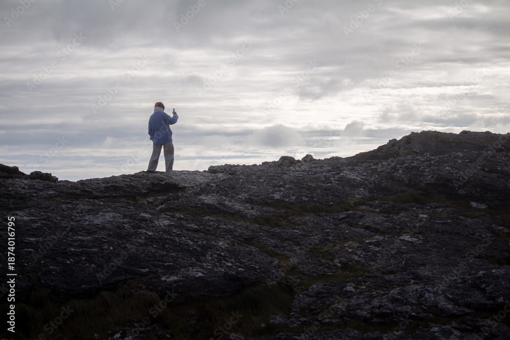 Obraz premium woman standing on top of the mountain in Northern Ireland