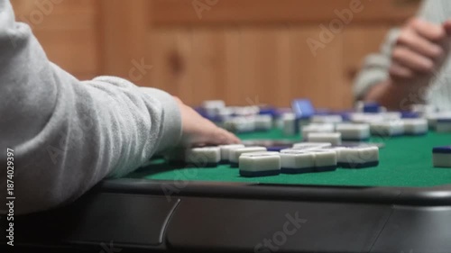 麻雀を打つ様子