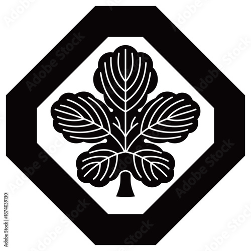 家紋です。隅切り角に梶の葉といいます。