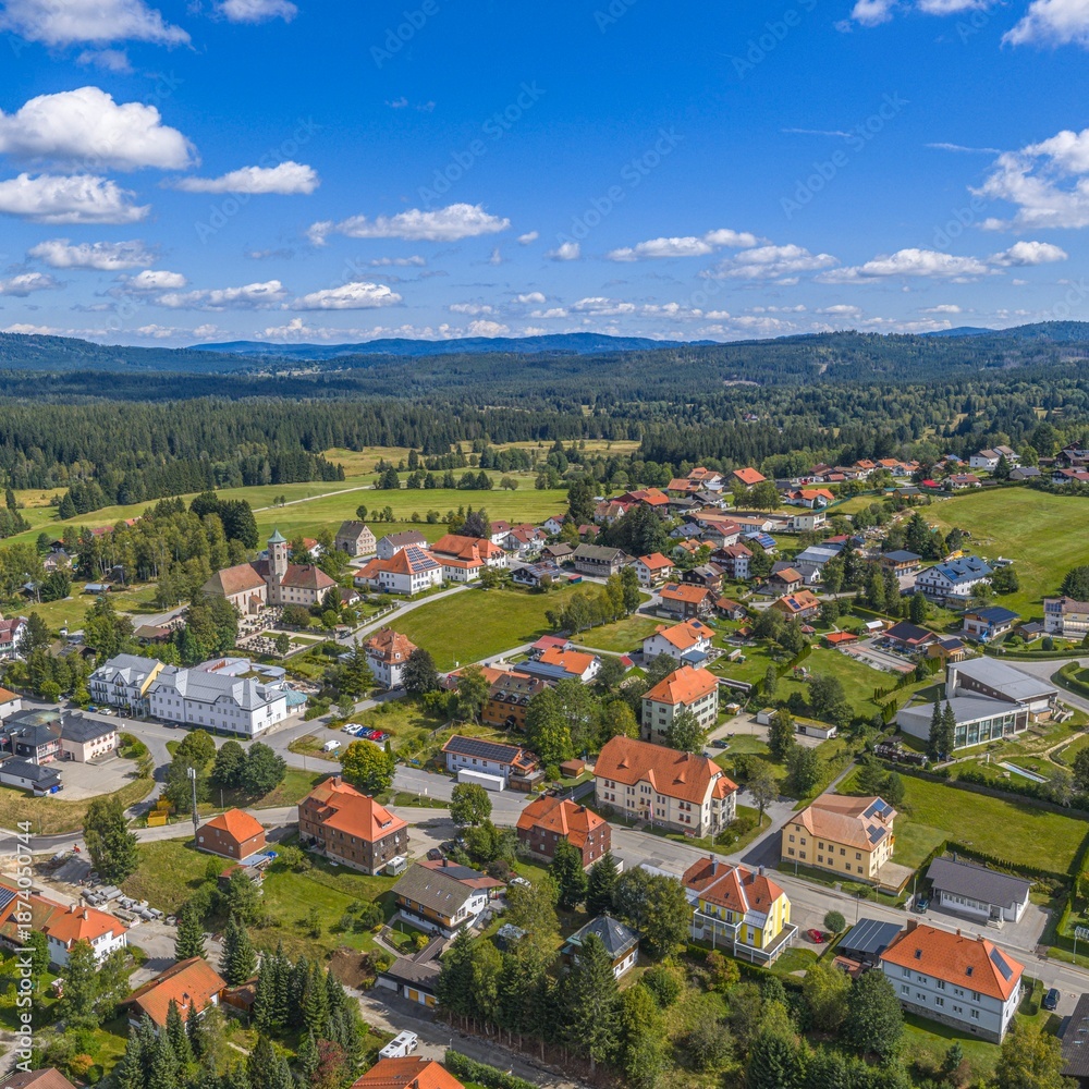 Fototapeta premium Der Urlaubsort Haidmühle im Bayerischen Wald an der Grenze zu Tschechien von oben