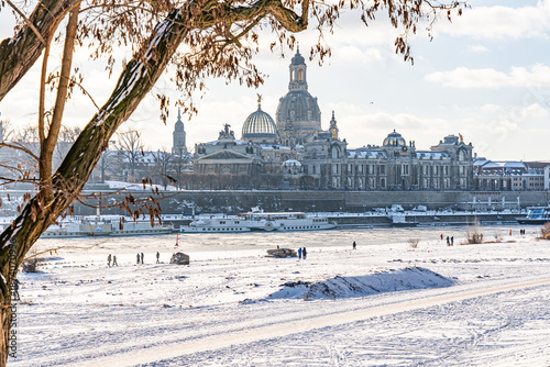 Dresden Sachsen Deutschland Frauenkirche Winter Elbe Altstadt Schnee Frost Panorama Saxonia Kathetrale