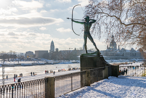 Dresden Sachsen Deutschland Frauenkirche Winter Elbe Altstadt Schnee Frost Panorama Saxonia Kathetrale