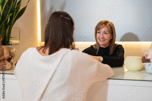 Εκτύπωση καμβά Esthetician smiling while welcoming a client at spa