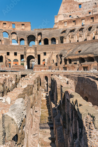 Fotografía Italy - Rome - Colosseum - Interior arena floor with underground hypogeum structures and tiered walls of the Roman amphitheater