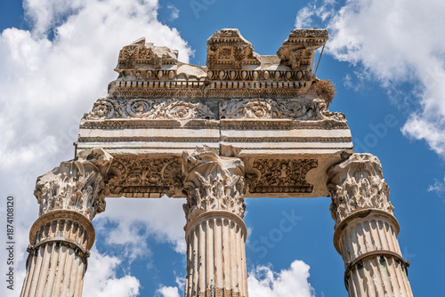 Tableau sur toile Italy - Rome - Temple of Venus Genetrix - Ancient Corinthian columns displaying