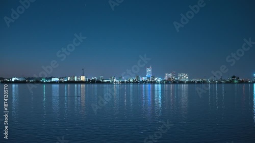 美しい湖、霞ヶ浦に映る土浦の夜景