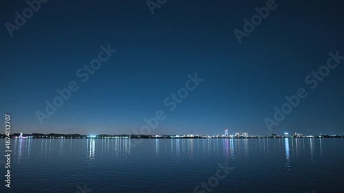 美しい湖、霞ヶ浦に映る土浦の夜景