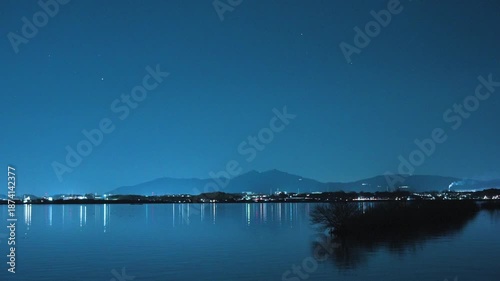 闇夜に浮かぶ湖と筑波山