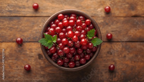 Fresh red currants with lea...