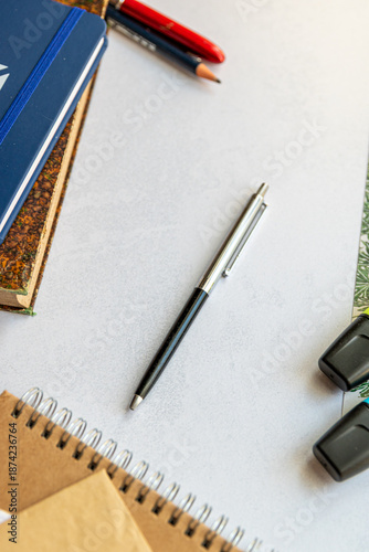 Foto Stylo bille ancien - mise en scène publicitaire - prise de notes et écriture
