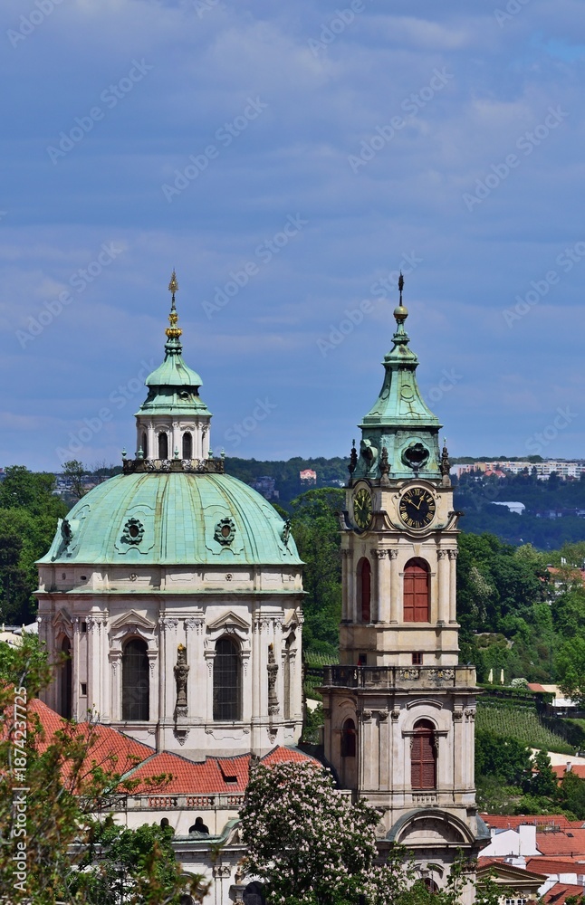 Fototapeta premium St.-Nikolaus-Kirche in Prag, vertikal