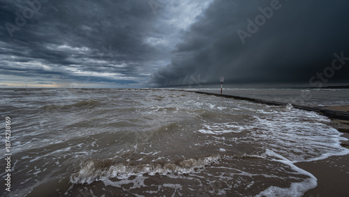 Fotografía a summer  heavy cloudy day over the Adriatic sea, bibione pineda, Venice, Italy