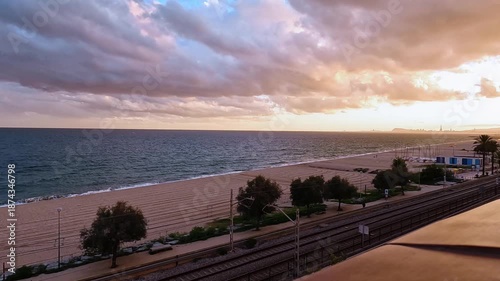 Timelapse del paseo marítimo de El Masnou con gente caminando al atardecer
