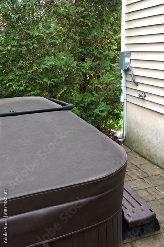 Hot tub and side of house with electric box. A place for relaxation. SPA treatments in the fresh air.