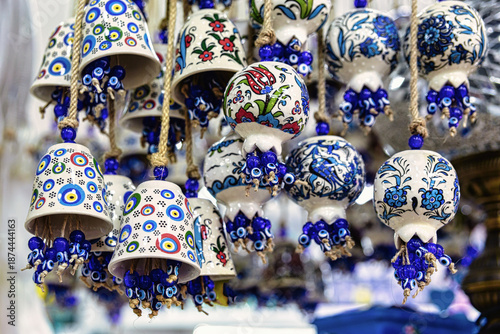 Foto Traditional ceramic pendants with evil eye beads, souvenir shop in Kusadasi, Tur