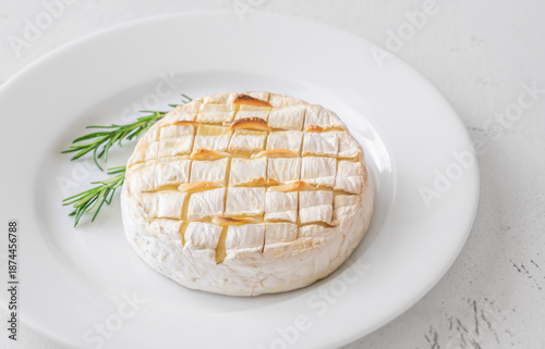 Foto Baked camembert with toasted ciabatta garlic and rosemary garnish