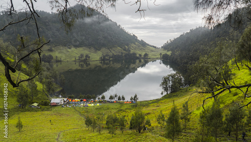 Photos danau ranu kumbolo di gunung semeru indonesia